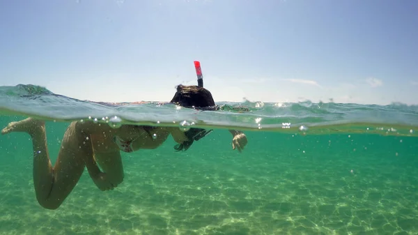 Nastolatka Dziewczyna Snorkeling Powierzchni Wody Kopuła Gopro Pół Podwodny Widok — Zdjęcie stockowe