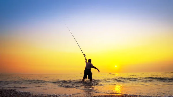 Pescador Atrapa Pez Manos Pescador Con Carrete Varilla Giratoria Primer — Foto de Stock
