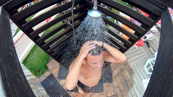Erkekler Havuz Başında Duş Alıyor — Stok fotoğraf