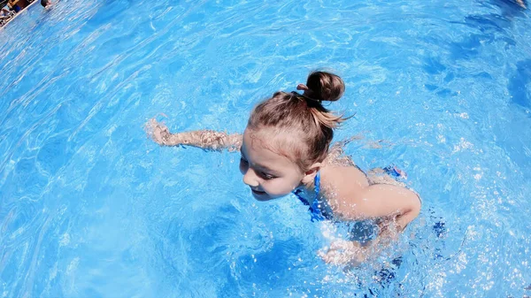 Vista Dall Alto Della Bambina Che Nuota Piscina Con Pinne — Foto Stock