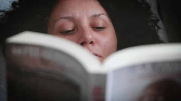 Κρεβάτι Και Ένα Όμορφο Κορίτσι Διαβάζοντας Ένα Βιβλίο Έννοιες Του — Φωτογραφία Αρχείου