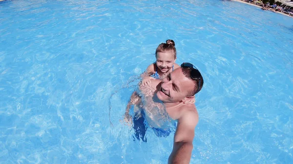 Pai Filha Brincando Piscina Com Menina Montando Homem — Fotografia de Stock