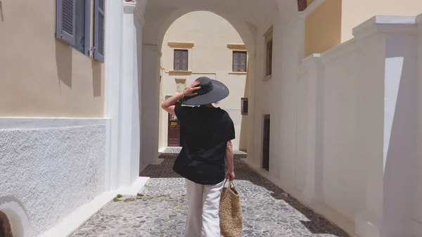 Kvinna Promenader Kullerstensgatan Vid John Döparen Katedralen Santorini Slow Motion — Stockfoto