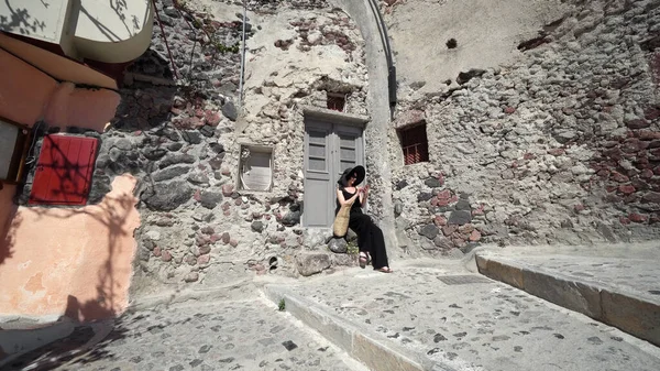 Donna Elegante Vestita Nero Santorini Seduto Sul Portico Della Vecchia — Foto Stock