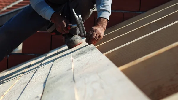 Construção Carpinteiro Carpinteiro Trabalhador Pregar Placa Madeira Com Martelo Telhado — Fotografia de Stock
