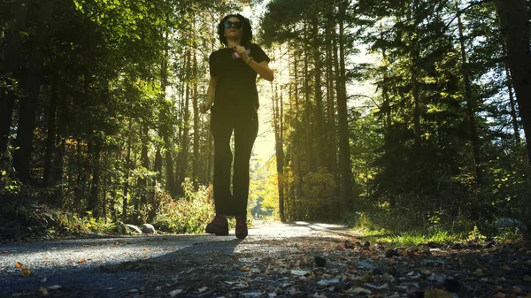 Frumos Alergător Subțire Sex Feminin Care Rulează Pădure Liniștită Dimineața — Fotografie, imagine de stoc
