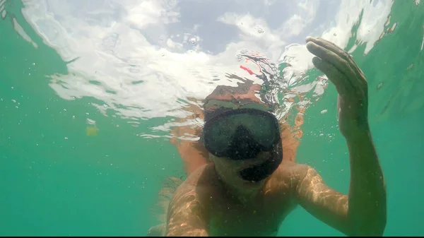 Snorkeling Homem Com Máscara Mergulho Mar Mostrando Sinal Gesto Com — Fotografia de Stock