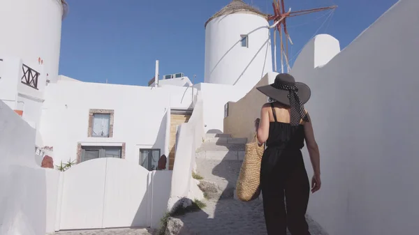 Mulher Nova Uma Roupa Elegante Preta Chapéu Andando Cidade Oia — Fotografia de Stock