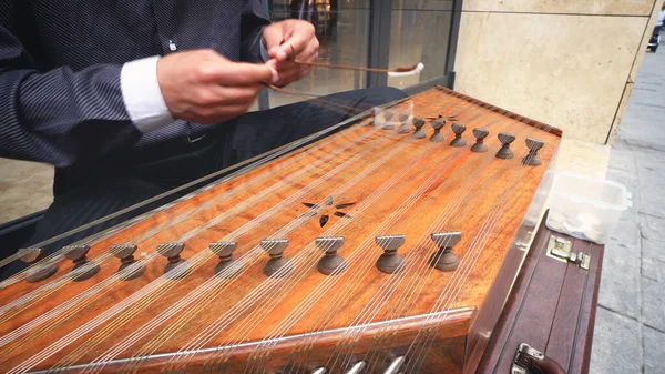 Closeup Hand Play Hammered Dulcimer — Stock Photo, Image