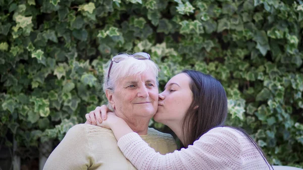 Vacker Tonåring Flicka Kramgimg Och Kysser Sin Mormor Slow Motion — Stockfoto