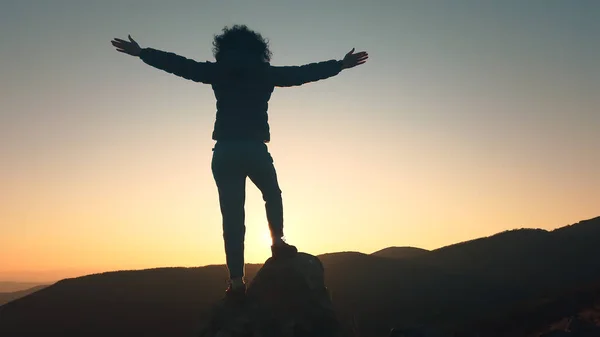 Success Concept Hiker Woman Outstretch Hands Summit Beautiful Sunset Sun — Stock Photo, Image