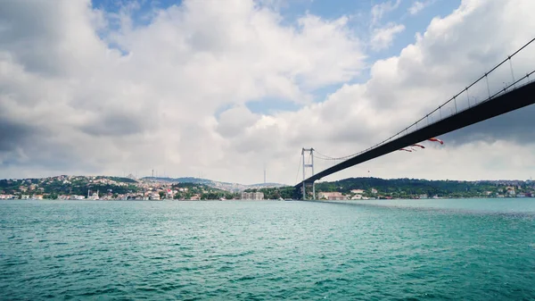 Cruisetour Onder Brug Bosporus Istanbul Turkije — Stockfoto