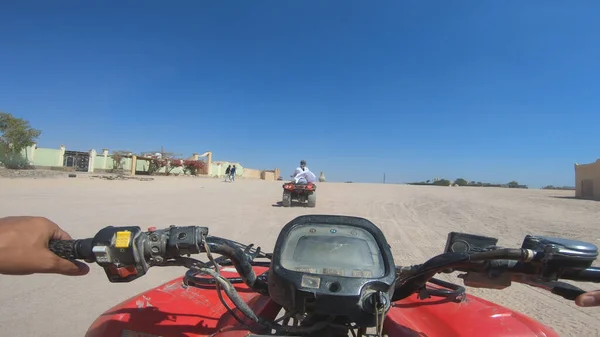 Pov Atv Terénní Vozidla Závodící Terénních Písečných Dunách Pouště Dělat — Stock fotografie