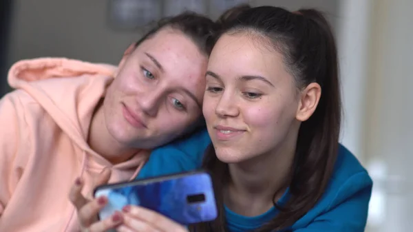 Meisjes Maken Nieuwe Selfie Video Tonen Verschillende Hand Hestures — Stockfoto