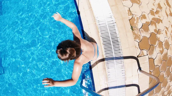 Visão Superior Menina Sorrindo Lhappy Ittle Nadando Piscina Com Nadadeiras — Fotografia de Stock
