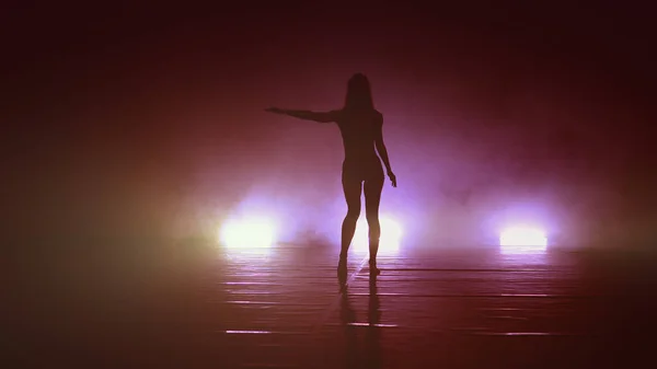 在烟雾弥漫的舞台上 年轻美丽的芭蕾舞演员在黑暗中跳着性感的现代芭蕾舞 — 图库照片