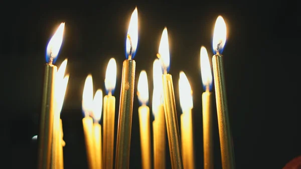 Großaufnahme Brennender Goldener Kerzen Bei Der Feier Vor Dunklem Hintergrund — Stockfoto