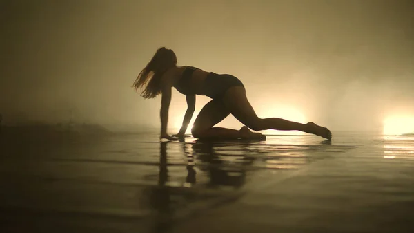 Female Dancer Performing Dark Lighted Room — Stock Photo, Image