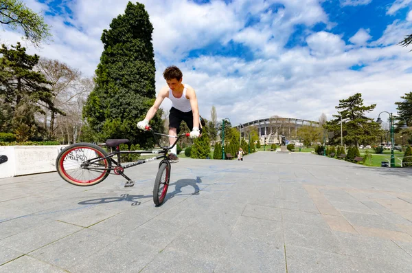 Skopje Macedonia Circa Apr 2013 Bmx Bike Stunt Skateboard Park Rechtenvrije Stockafbeeldingen