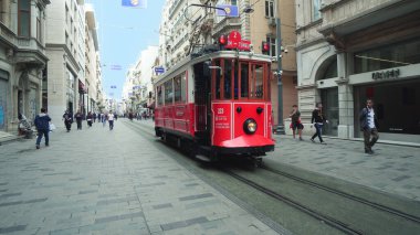 İstanbul, Türkiye - 14 Mar 2020: Taksim Istiklal Caddesi. Retro Tramvay İstanbul, Türkiye