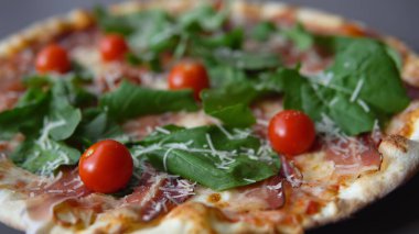 Jambonlu, brokolili, domatesli, kırmızı biberli ve mantarlı sağlıklı pizza. Kapat.