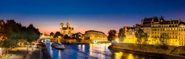 Notre Dame de Paris ve Cite Adası'nda gece günbatımı, güzel panorama, Seine Nehri'nin kıyısında yakalanan