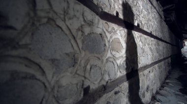 Esrarengiz bir kadın gölgesi eski bir sokakta yürüyor. Karanlık bir atmosfer, suç araştırması, dedektiflik kavramı.