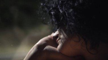 Kadın yolcu, şehirlerarası yolda giderken arabada uyuyor.