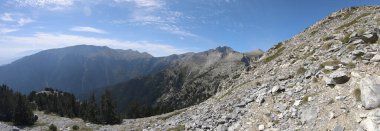 Olimpiyat, Yunanistan - 22 Temmuz 2018: Yunanistan 'da yaz mevsiminde Olimpos dağlarının panoramik manzarası
