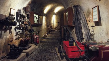 Fira, Santorini - 25 Mayıs 2019: Vothonas 'taki Koutsoyannopoulos Şarap ve Şarap Müzesi. Mahzenlerde antik çağlarda şarabın nasıl üretildiğine dair eski nesneler ve figürler vardır.