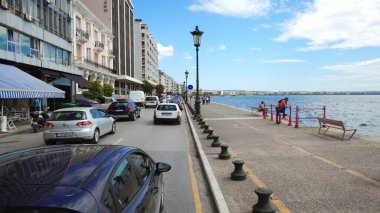 Selanik, Yunanistan - 15 Mayıs 2019: İnsanlar Nikis Bulvarı 'ndaki Selanik' te yürüyüş ve bisiklet sürüyorlar, yavaş çekim pov