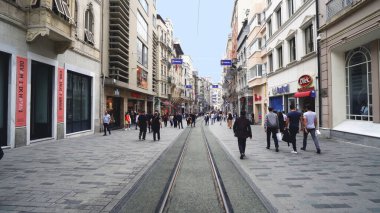 İstanbul, Türkiye - 14 Mar 2020: İnsanlar eski kırmızı tramvayla İstiklal caddesinde yürüyor