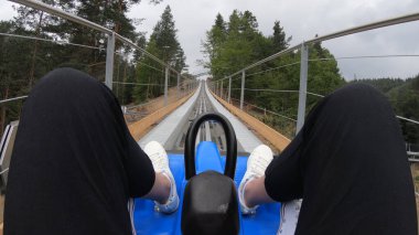 Pov hız trenine biniyor.