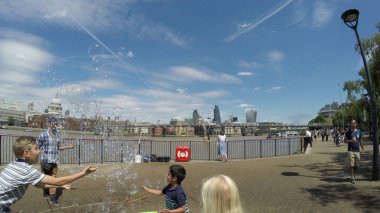 LONDON, İngiltere - 29 Haziran 2017: Güneşli bir günde Londra 'da Turist POV Street Bubbles Performansı.