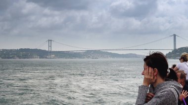 İstanbul, Türkiye - 14 Mar, 2020: Turistler İstanbul, Türkiye 'de İstanbul turistik gezisi kapsamında feribotla gezmenin keyfini çıkarıyorlar 
