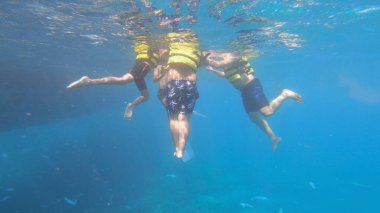 İnsanları deniz kazasından kurtarmak, yolcu gemisinin batması.