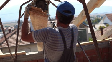 Makedonya 'nın Kocani kenti - 10 Ekim 2018: Ahşap çatı inşaatı için kereste taşıyan inşaat işçisi