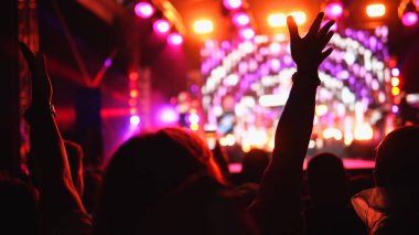 İkonik gece konseri ön sırada alkışlayan kalabalık 