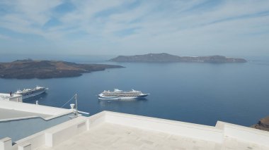 Fira ve Santorini 'nin yanardağ ve feribot üzerindeki panoramik manzarası yanardağ adasında.