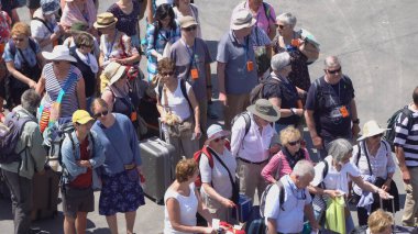 Paros, Yunanistan - 22 Mayıs 2019: Yunanistan 'ın Paros Adası limanındaki feribot koyunları için çiğ haldeki turist ve araçlar