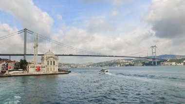 İstanbul, Türkiye - Ekim 2018: İstanbul 'daki Ortakoy Camii yakınlarındaki iskele. Osmanlı Neo-Barok tarzı Ortakoy Camii ve Boğaz Köprüsü
