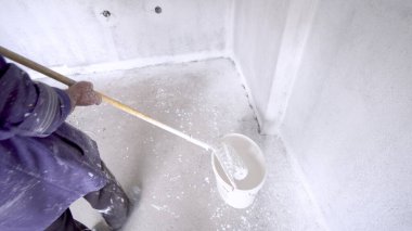 Üst düzey ressam odayı silindirle beyaza boyuyor, apartmanı yeniden dekore ediyor.