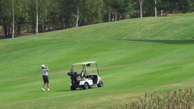 Bulgaristan 'ın Bansko kenti - 12 Eylül 2019: Profesyonel golfçü kum sığınağında atış yaptı