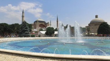 Fıskiyeli güzel Ayasofya manzarası, Hıristiyan ataerkil bazilikası, imparatorluk camisi ve şimdi de bir müze, İstanbul, Türkiye