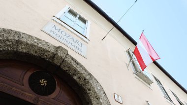 Wolfgang Amadeus Mozart 'ın Salzburg' daki doğum evi güneşli bir yaz günü, Avusturya