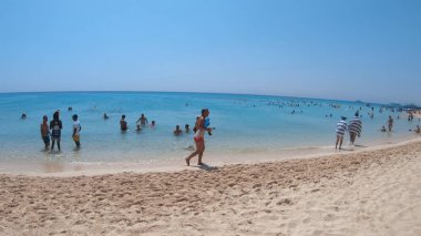 Hurghada, Mısır - 14 Sep, 2019: Giftun Adası sahilinde turistler, Hurghada, Mısır