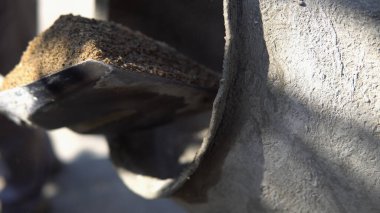 İnşaat alanında beton karıştırıcı, yakın plan.