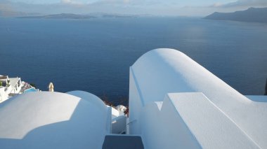 Oia, Santorini, Yunanistan, Kiklad adasında renkli evler ve mavi kilise kubbeleri ile