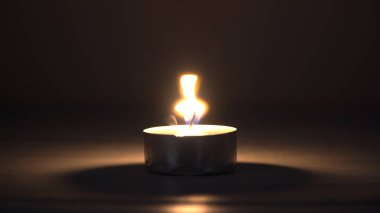 Karanlık arka planda üflenmiş tek bir ruhani mum