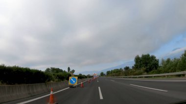 Otobanda POV 'u yol çalışması işaretleri ve plastik direklerle sür